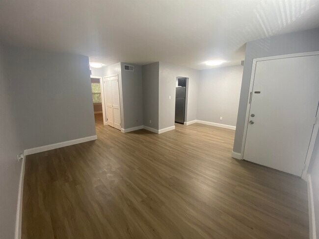 Foto del edificio - 1530 Live Oak Dr