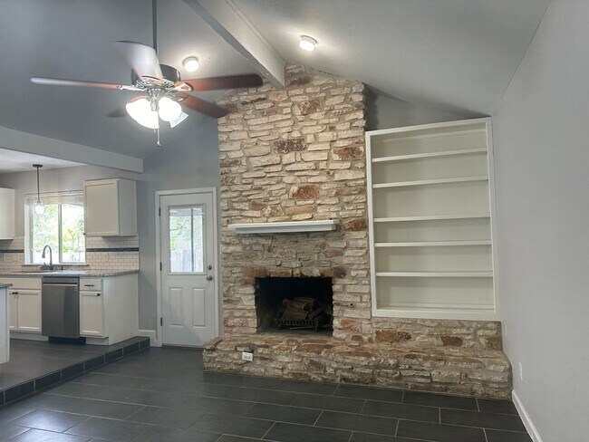 Building Photo - 4 Bedroom Home in North Austin!