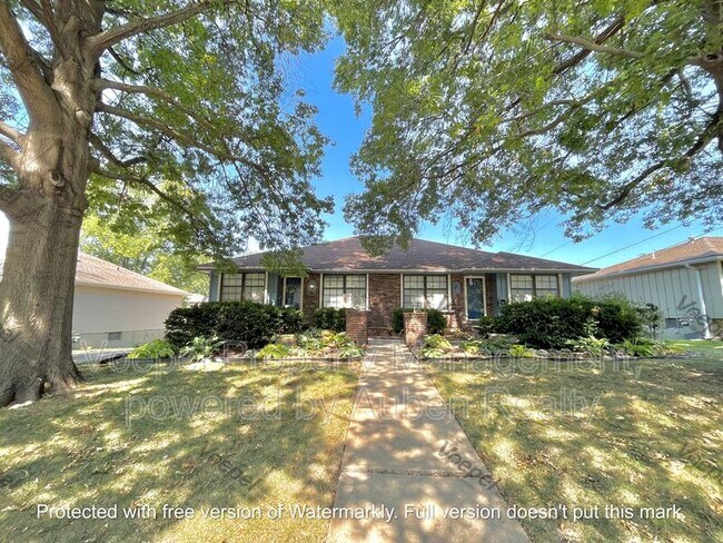 Building Photo - 1711 SW Skyline Dr