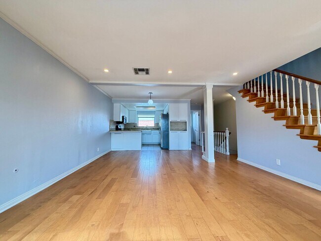 Foto del edificio - 2 Bed / 2.5 Bath Tri-Level Townhome – Gated Community in North Redondo Beach (Torrance PO)