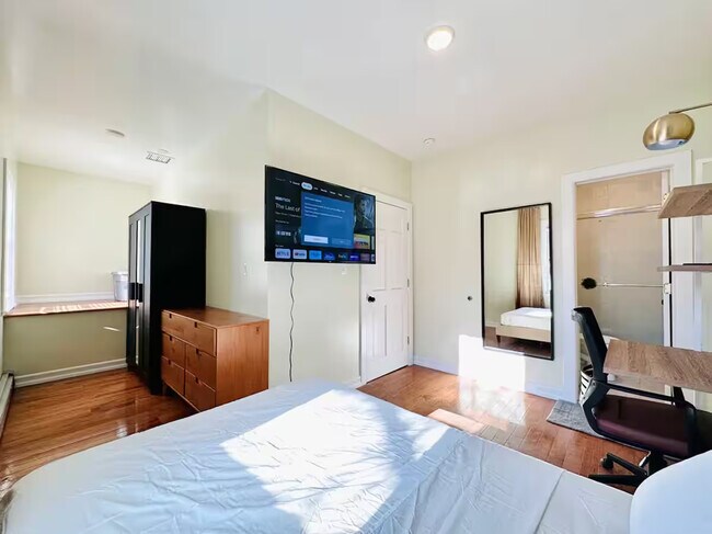 Foto del edificio - Furnished room/NOT APARTMENT