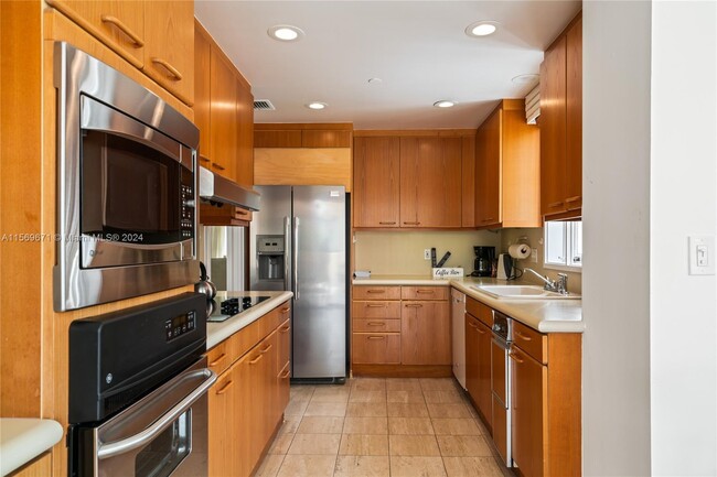 Building Photo - 19112 Fisher Island Dr