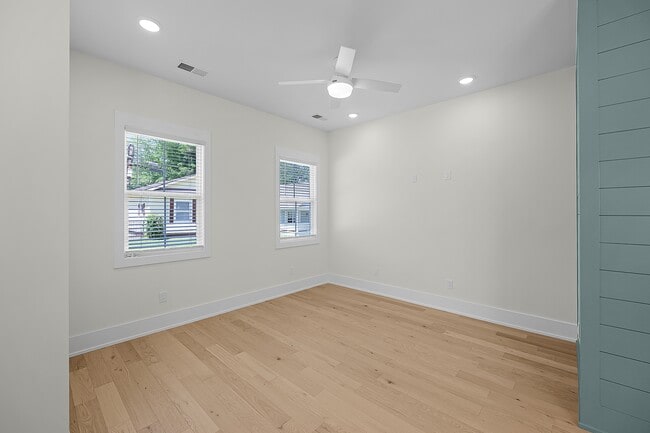 Building Photo - 136 McCowat St