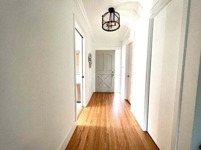 Foto del edificio - 4658 Brentwood Ave