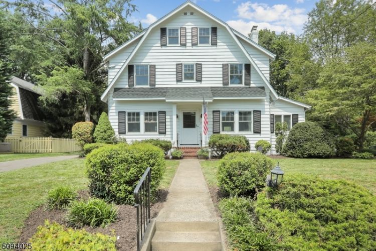 Primary Photo - 11 Pine Terrace W