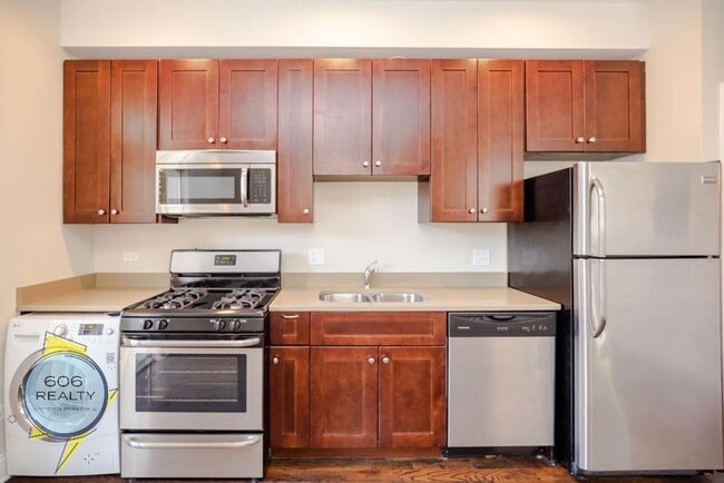 Building Photo - Lincoln Park Renovated Apartments!