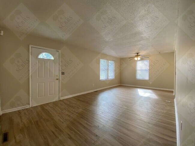 Building Photo - 3 bedroom, 1.5 bath - Great Location 29223