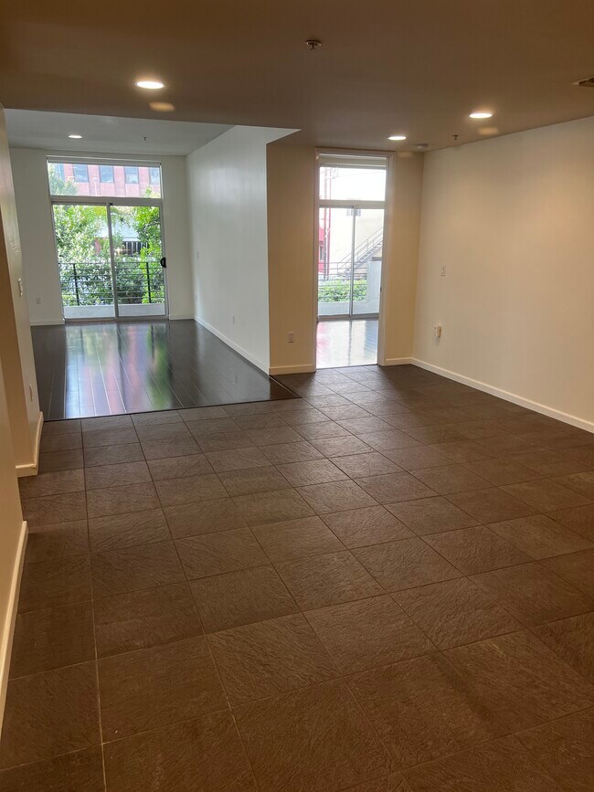 Foto del edificio - 10911 Wellworth Ave