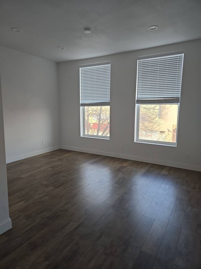 Foto del edificio - 124 E Main St