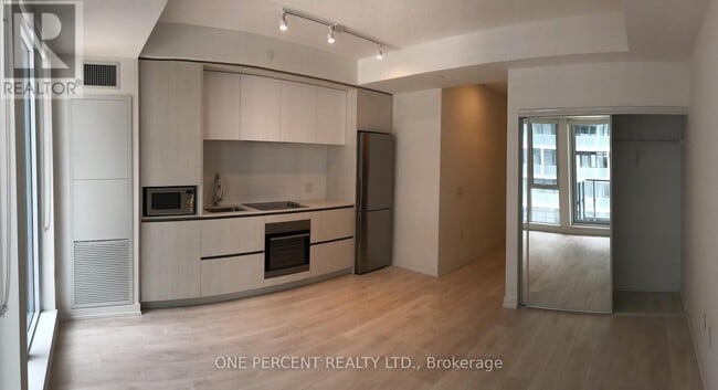 Building Photo - 225 Sumach St