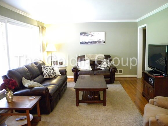 Building Photo - 1110 N Valley Dr