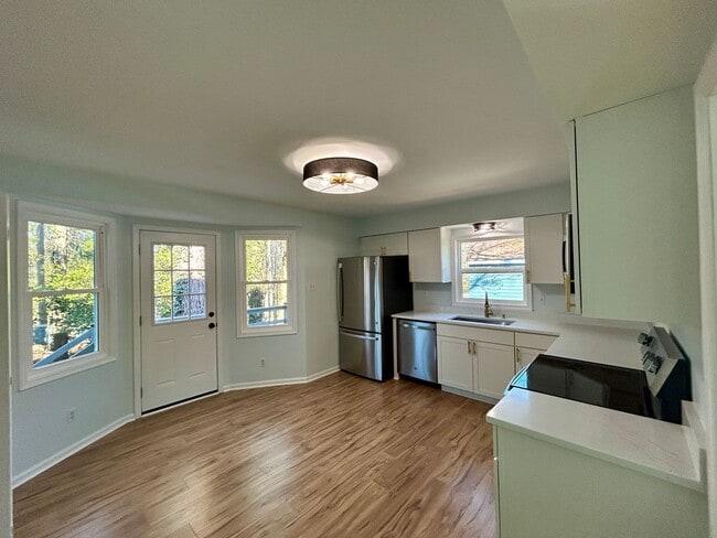 Building Photo - Fully Renovated One-Level Home in the heart of Chesterfield – New HVAC, Windows & Stunning Kitchen!