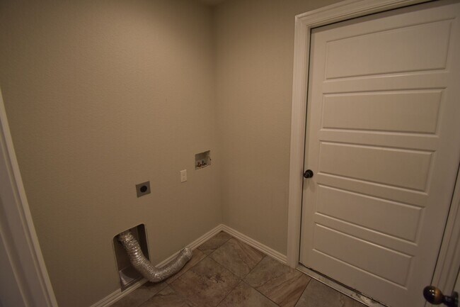 Foto del edificio - 3 Bedroom, 2 Bath, 2 Car Garage Home! Larg...