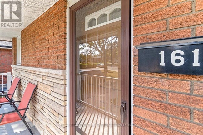 Photo du bâtiment - 161 Hoover Crescent