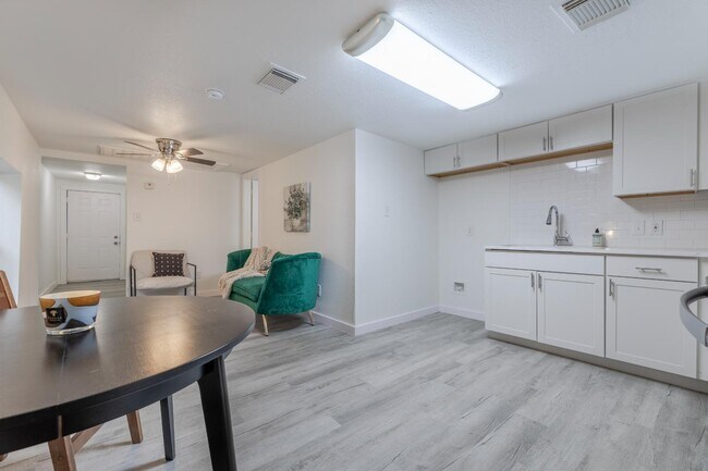 Foto del edificio - 125 Forrest Ave