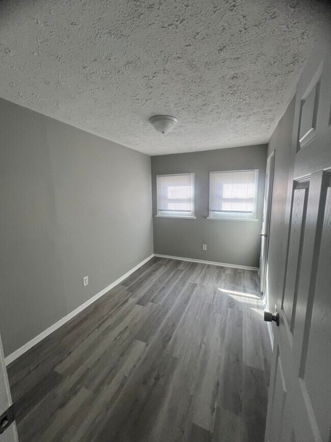 Building Photo - 2531 Howey Rd