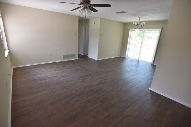 Foto del edificio - ALTAMONTE SPRINGS: 3 Bed/2 Bath SFH in Cha...