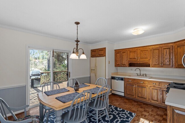 Foto del edificio - Charming 3 Bed, 2 Bath on Ward Street, Close to Universities