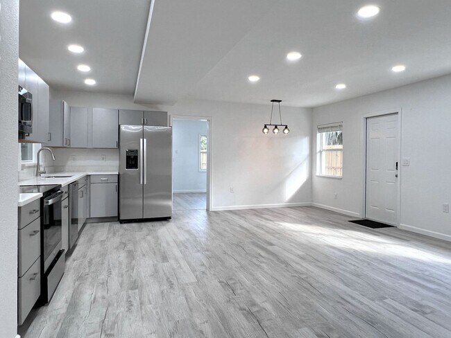 Building Photo - Charming Three-Bedroom Home