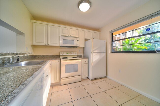 Building Photo - 10855 SW 112th Ave