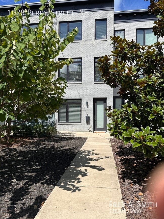 Building Photo - Beautiful Townhome in Brookland!!