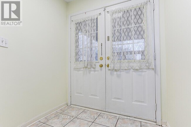 Building Photo - 4 Lancelot Ln