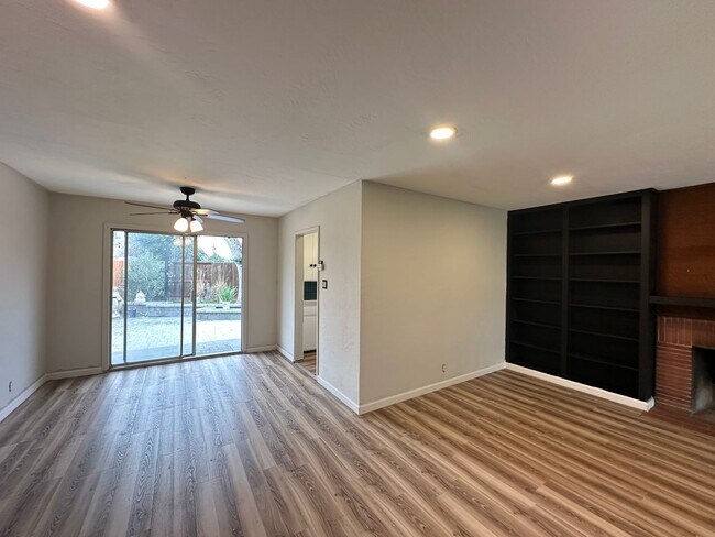 Foto del edificio - Corner Lot!