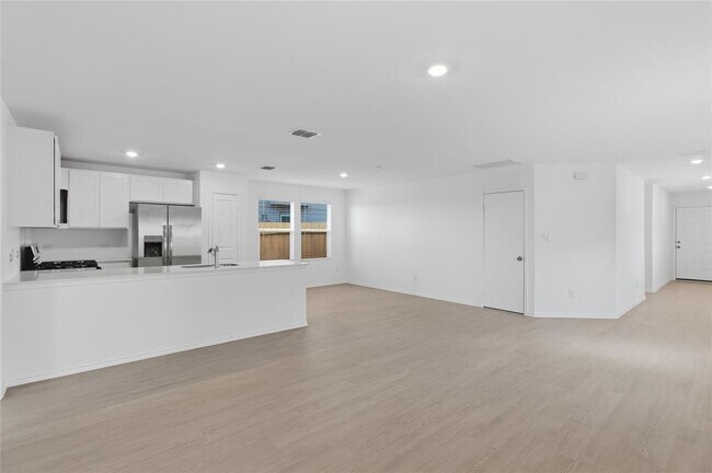 Building Photo - 596 Sormonne Lp