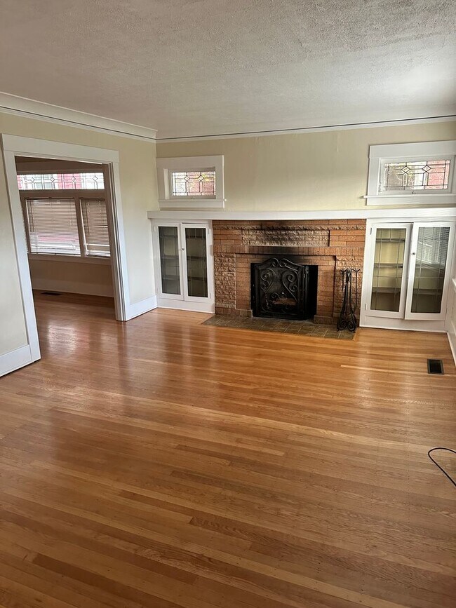 Building Photo - Wallingford 2 Bedroom House with Fenced Ya...