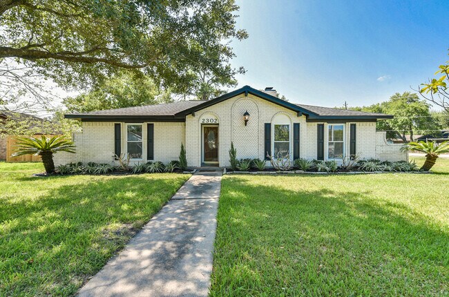 Building Photo - 2302 Lynn Dr