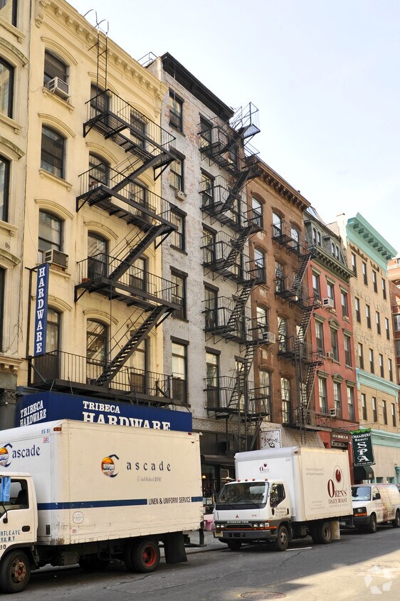Building Photo - 156 Chambers St