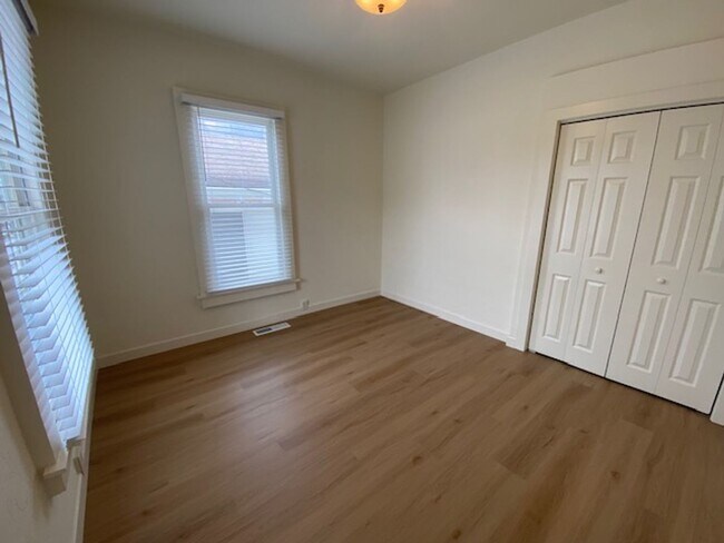 Foto del edificio - 153 Monterey Ave