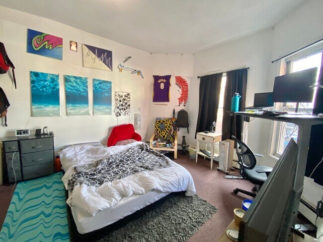 Building Photo - Awesome value four bedroom in Brookline