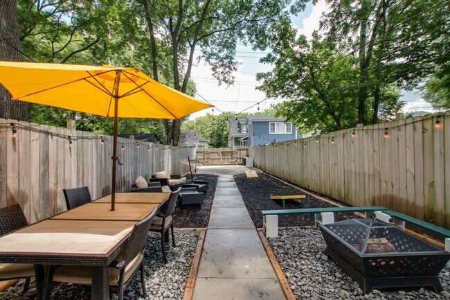 Patio trasero con fogata - 723 Joseph Ave