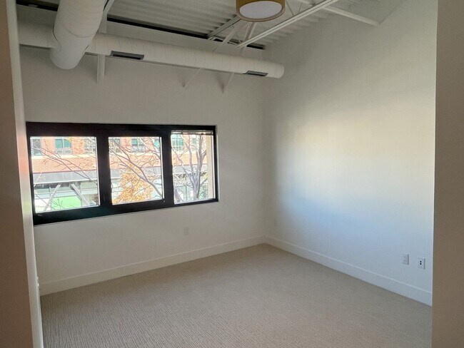 Foto del edificio - 2Bed/2Bath Luxury Loft Style Condo in Old ...