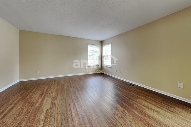 Foto del edificio - 700 Thornton Dr