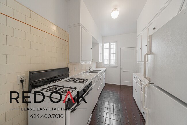 Building Photo - 905 1/2 S Kenmore Ave-905 1/2