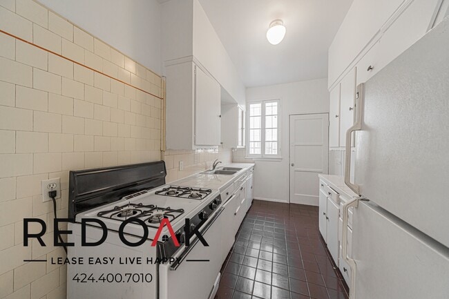 Building Photo - 905 1/2 S Kenmore Ave