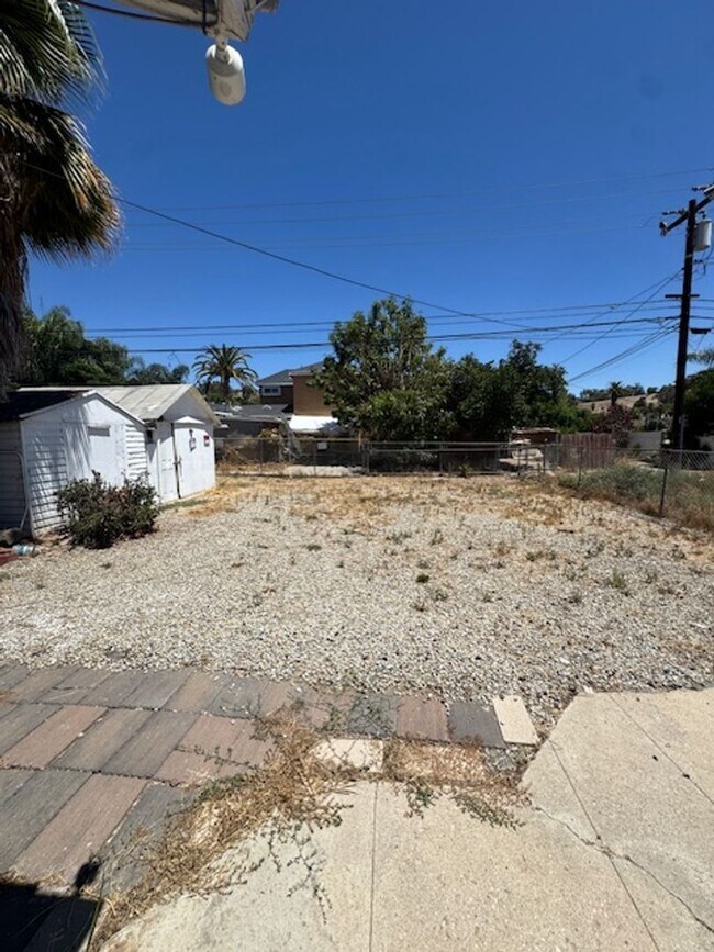 Building Photo - 2 Bedroom 1 Bath in the Best Location in L...