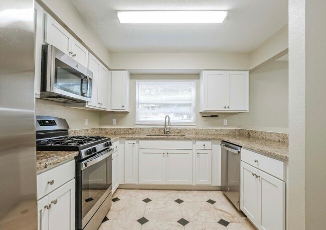 Building Photo - 10535 Hollyglen Dr