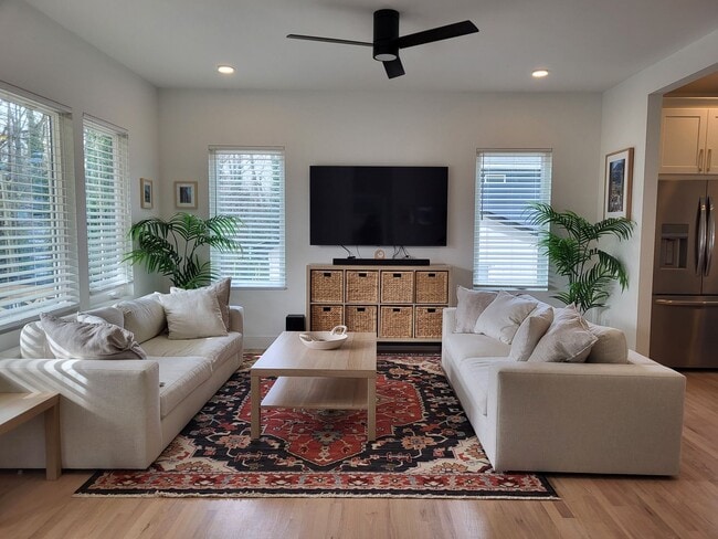 Building Photo - Furnished home in Lincoln Heights