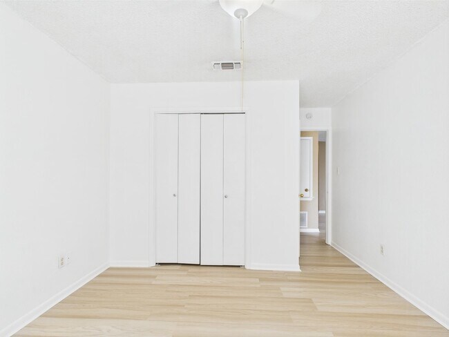 Foto del edificio - 913 Mayfield Dr