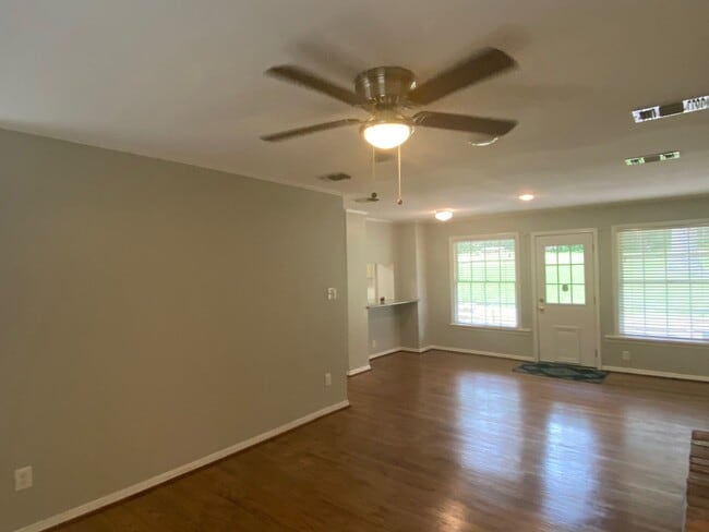 Building Photo - South Highlands Move-In Ready Home for Lea...