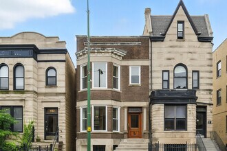 Building Photo - 909 W Addison St