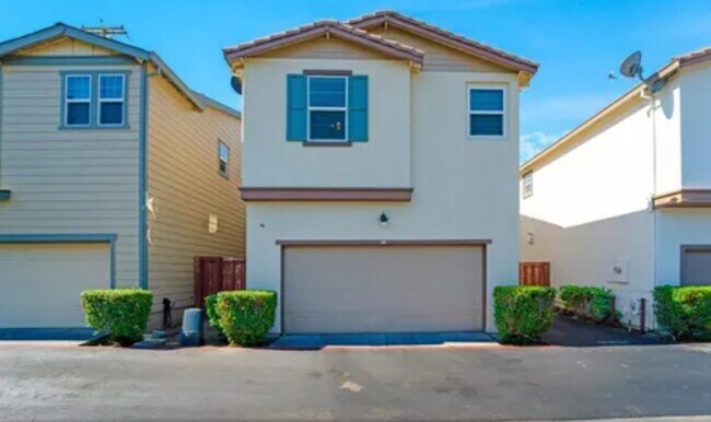 Building Photo - 1664 Glenmore Dr
