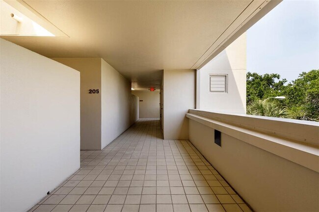 Foto del edificio - 2775 Kipps Colony Dr S
