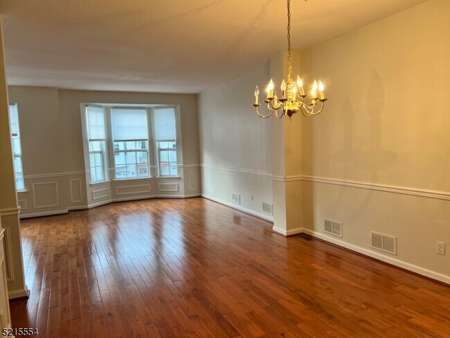 Building Photo - 8 Worthington Terrace