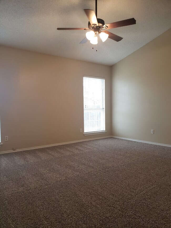 Building Photo - 2212 Carriage Hill
