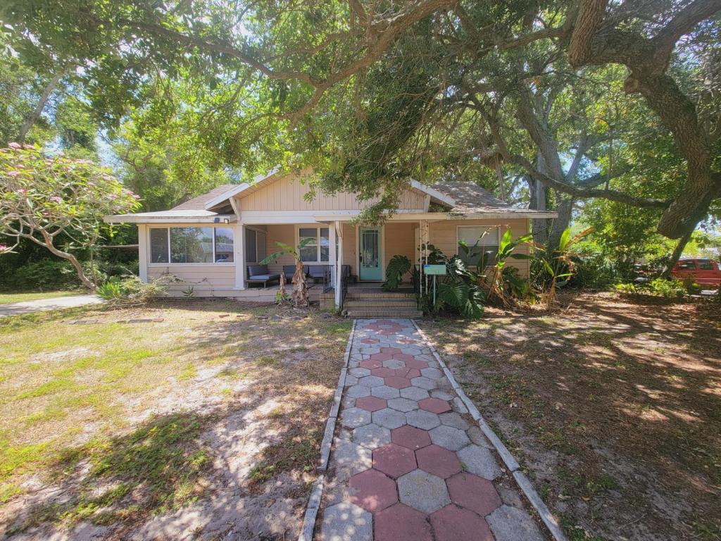 Foto principal - 2207 Florida Ave S