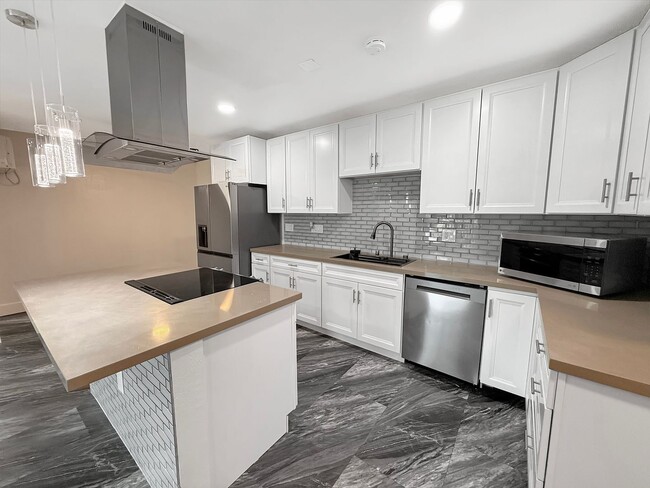 Foto del edificio - Bright & Updated 2-Bed Condo in Gated Vill...